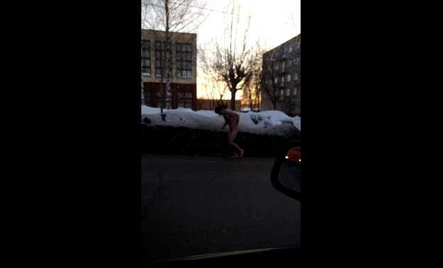 В Кирове на улице Ломоносова заметили голого легкоатлета