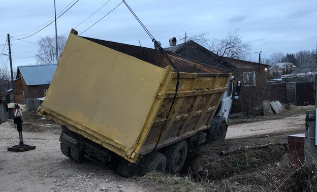 В Кирове гружёный гравием «МАЗ» провалился в канаву