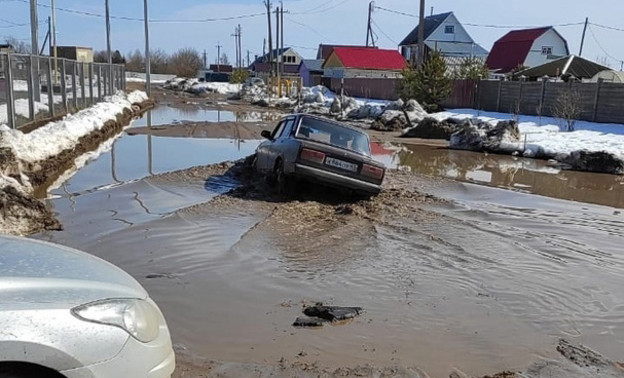 «Уровень воды местами по пояс»: жители Малой Субботихи жалуются на огромные лужи