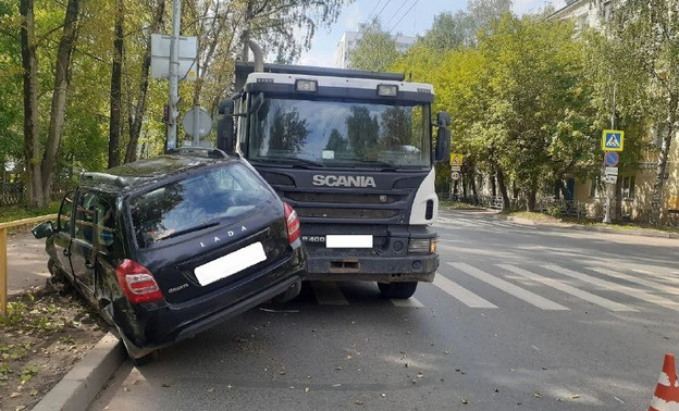 На Щорса произошло ДТП с участием двух легковушек и грузовика