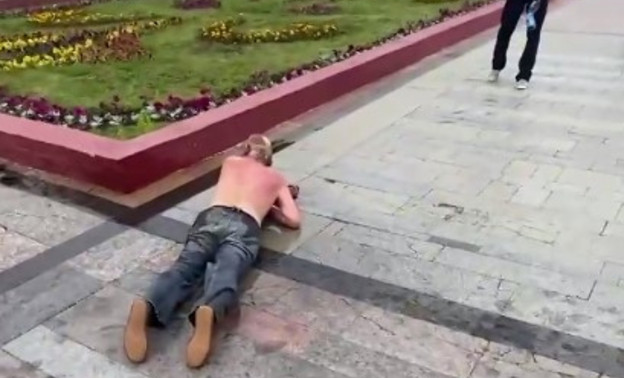 На Театральной площади в Кирове мужчина поджёг сам себя