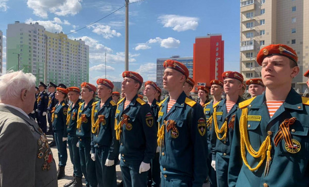 Кадеты и волонтёры провели мини-парады у домов кировских ветеранов