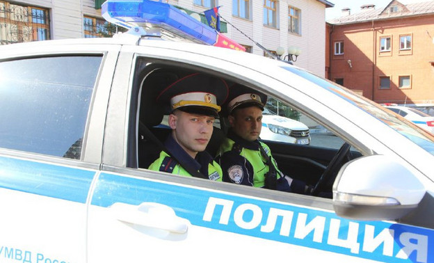 Кировские автоинспекторы помогли женщине и её сыну с серьёзной травмой руки