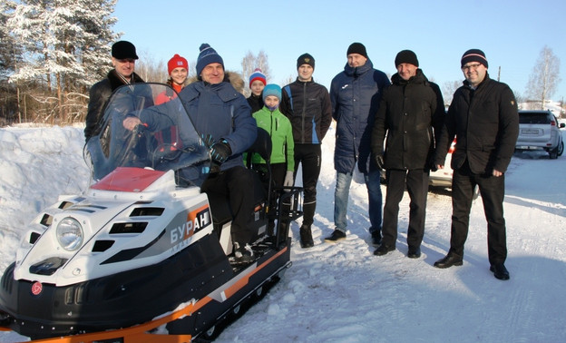 Спортшколе Оричевского района подарили снегоход для подготовки трасс