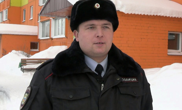 Полицейский из Кирова спас пенсионера из горящей квартиры на Красном Химике