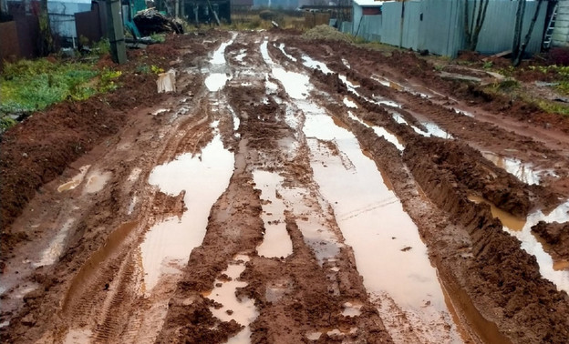 Жители деревни Кобели жалуются на непроходимую дорогу из грязи