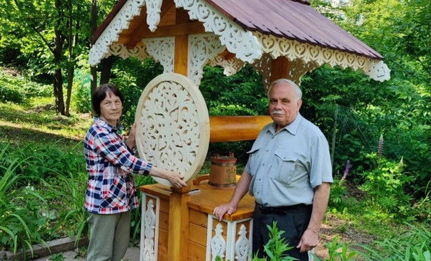 Кировчанин сделал резной колодец для музея художника Н. Хохрякова