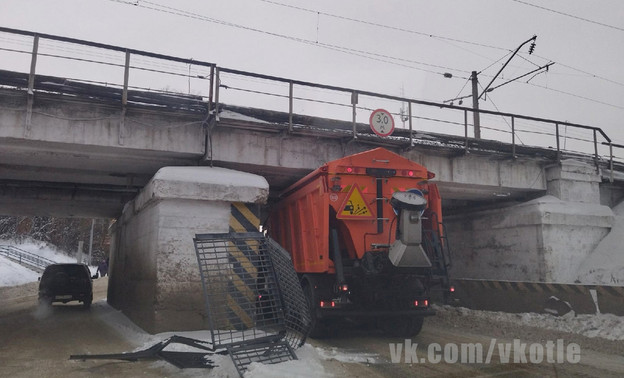 В Котельниче под мостом застрял очередной грузовик