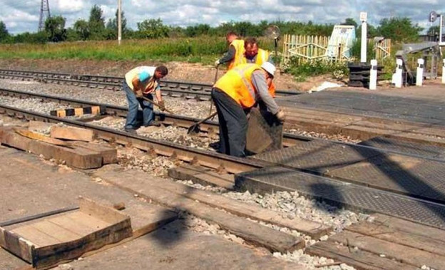 В Кирове для автомобилей закроют железнодорожный переезд у деревни Оверинцы
