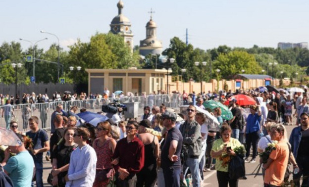Сотни людей пришли проститься с Юрием Шатуновым в Москве