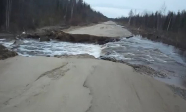 В Кировской области Кама размыла дорогу к населённому пункту (видео)