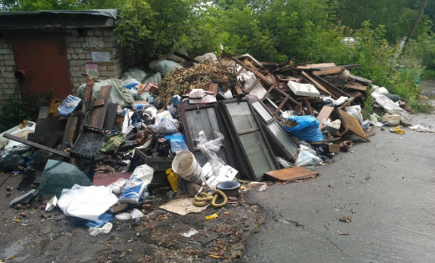 «Бегаем с мешками за мусоровозами»: график вывоза ТКО в Кировской области просят сделать удобным для жителей