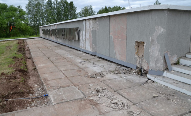 В Кирово-Чепецке благоустраивают территорию у стелы