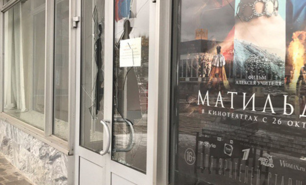 Дело вандала, который разбил двери кинотеатра из-за «Матильды», передали в суд