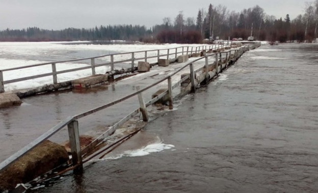 В Белохолуницком районе затопило деревянный мост через Вятку