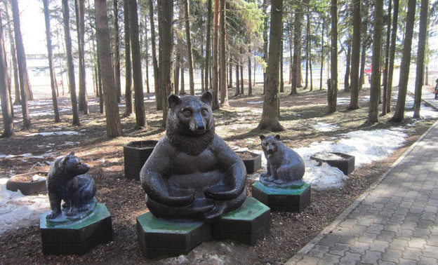 Скульптура медведя, обезглавленная вандалами, восстановлена