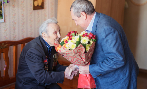 Ветерану Великой Отечественной войны подарили слуховой аппарат и пообещали отремонтировать кровлю