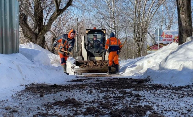 В Кирове подрядчики продолжают бороться с гололёдом