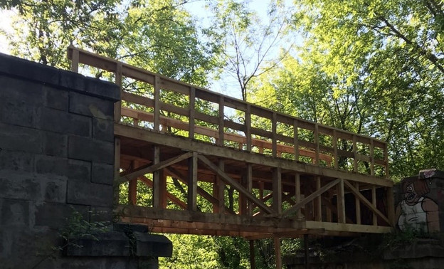 В Кирове построили новый деревянный мост