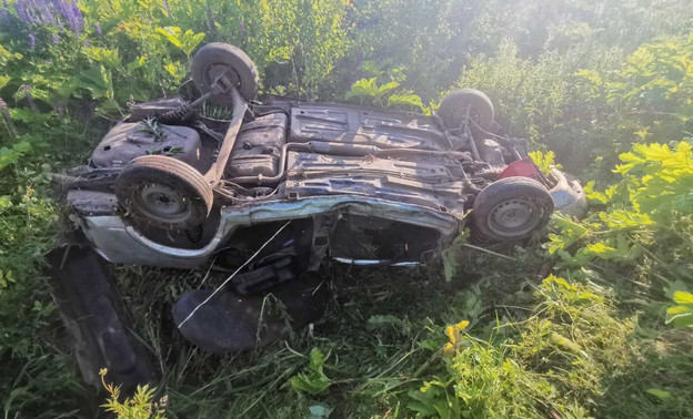 В Свечинском районе перевернулся автомобиль. Один человек погиб, пять получили травмы