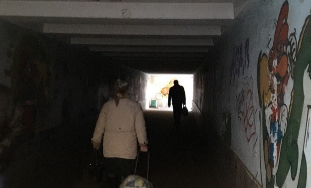 В подземном переходе на Московской хулиганы разбили все светильники