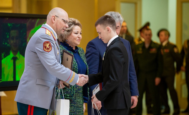 Кировского школьника наградили медалью за спасение тонувшего мальчика