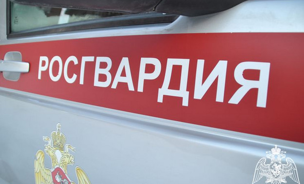 В Кирове в кафе дебошир сломал дверь стулом