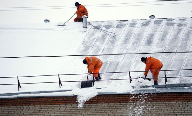 В горадминистрации прокомментировали жалобы кировчан на неубранные от снега крыши