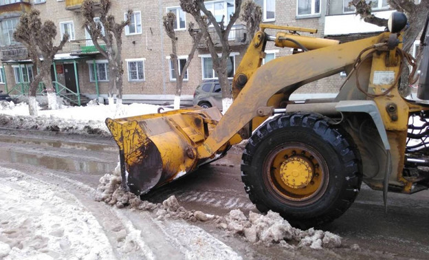 В Кирове подрядчики срезают с дорог ледяные накаты