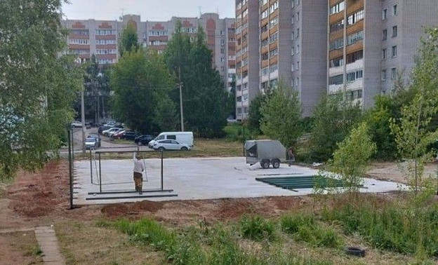 На улице Кольцова строят спортплощадку с резиновым покрытием
