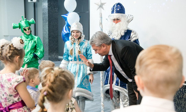 Космический Дед Мороз и медведь Полярис: Рахим Азимов организовал детский праздник в Космоцентре