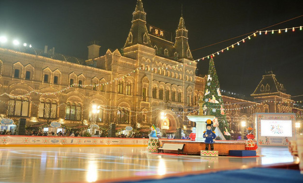 Директор Киркорова подрался с блогером на открытии катка ГУМа