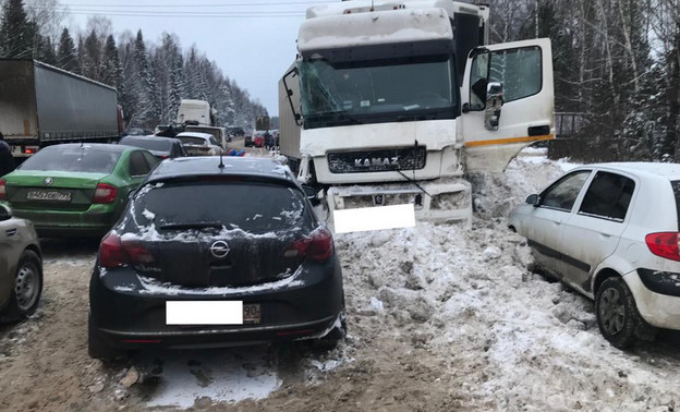 В Слободском районе водитель «КамАЗа» устроил массовое ДТП