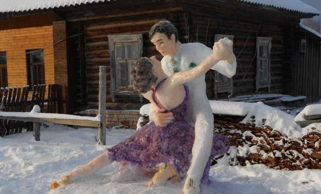 Мастер, создавший тужинскую снежную красавицу, сделал ещё одну необычную скульптуру