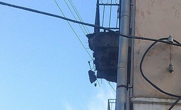 С балкона жилого дома на улице Карла Маркса свисает «бетонная сосулька»