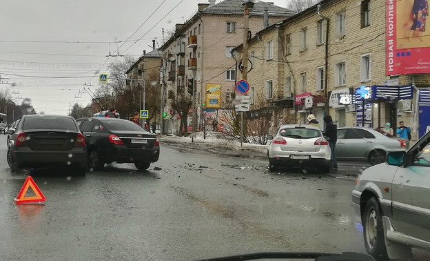 «Лучше объехать»: на улице Воровского столкнулись четыре автомобиля