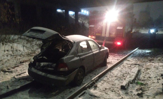 Известно состояние водителя и пассажира авто, рухнувшего с моста на Воровского