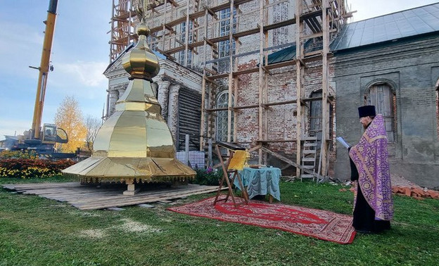 На Троицком храме села Среднеивкино установили купол и крест