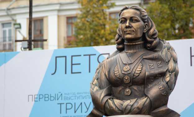 В Кирове открыли бюст известной конькобежке Марии Исаковой