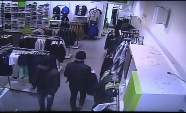 В Кирове полицейские разыскивают подозреваемых в краже из магазина (ВИДЕО)