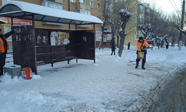 На кировские улицы после ледяного дождя рассыпали порядка 300 тонн реагентов