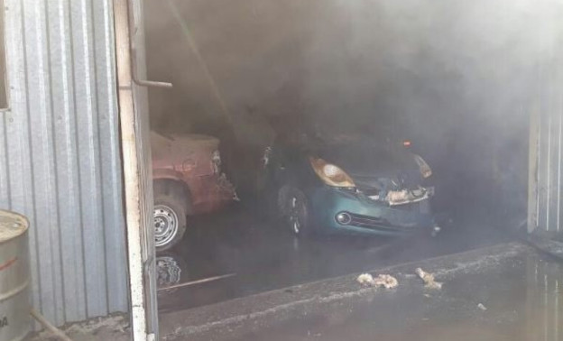 В частном гараже в Кирове сгорели автомобили