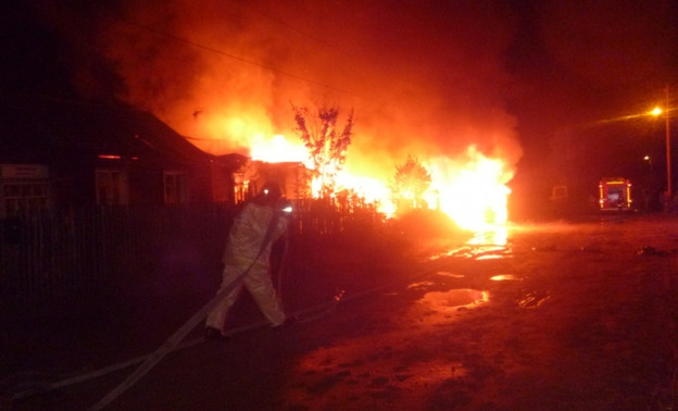 Двое пожарных погибли при тушении полыхающего дома в Кирове (ФОТО)