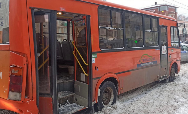 В центре Кирова столкнулись два автобуса. Трое пассажиров пострадали