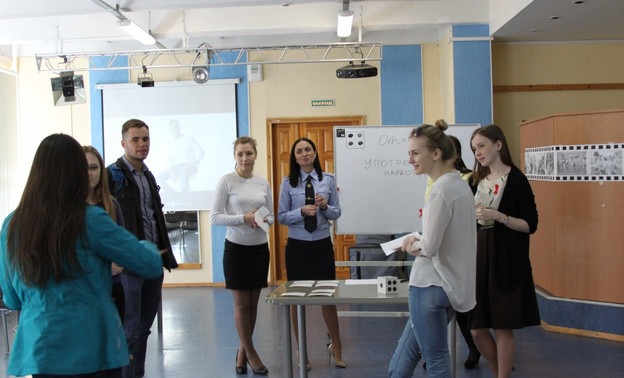 Кировские сотрудники госнаркоконтроля провели квест для студентов