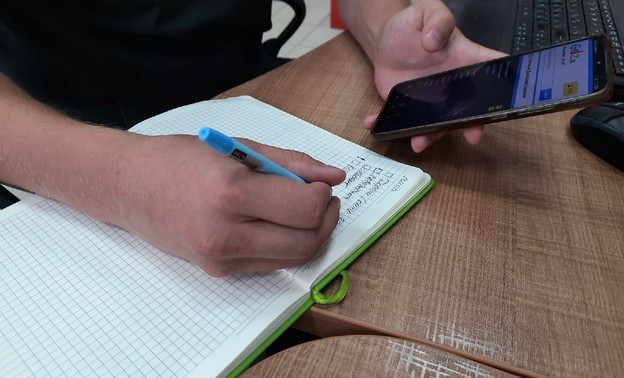 Никаких списываний: российским школьникам запретили использовать телефоны на уроках