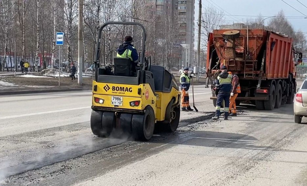 При ямочном ремонте в Кирове начали применять горячий асфальт