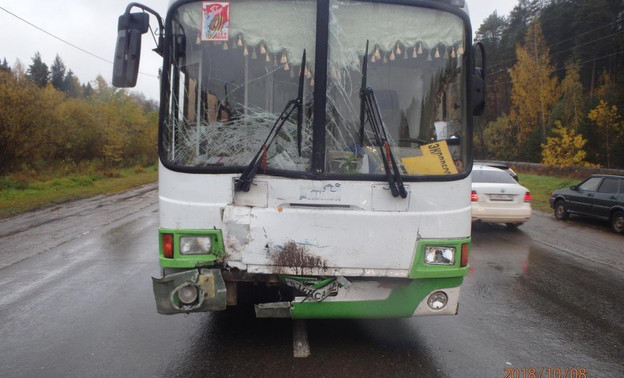 С места ДТП с автобусом на въезде в Кирово-Чепецк госпитализировали двух человек