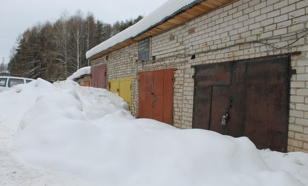 «Подрядчик завалил проезд снегом»: в Лянгасово инвалиды не могут добраться до своих гаражей