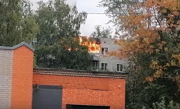 В Кирове в квартире на Менделеева произошёл пожар. Видео